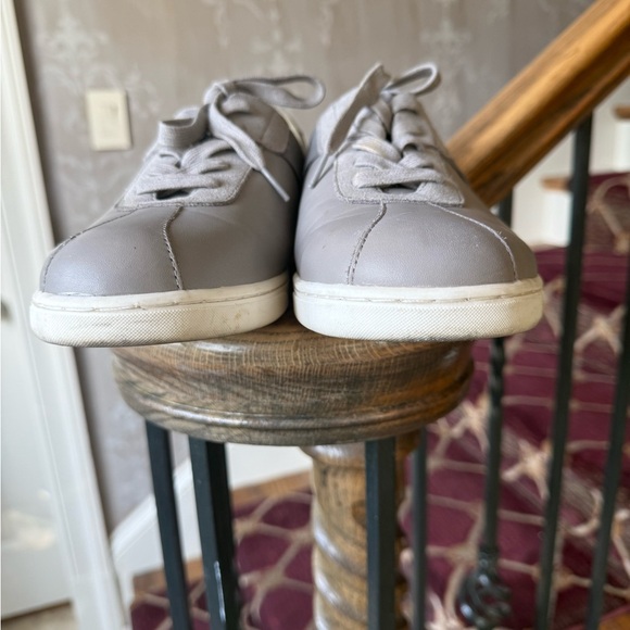 VIONIC men’s leather grey sneaker US size 11 good condition Mark top right - Picture 6 of 9